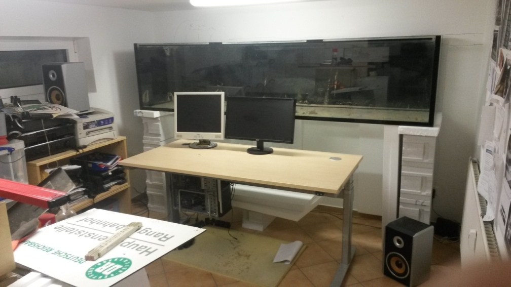 Die 2,50 Meter stehen hinter dem Arbeitstisch